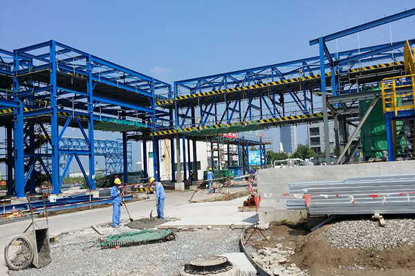 不懼高溫鋼結(jié)構(gòu)安裝工程如火如荼1