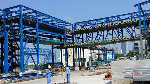 不懼高溫鋼結構支架安裝工程如火如荼